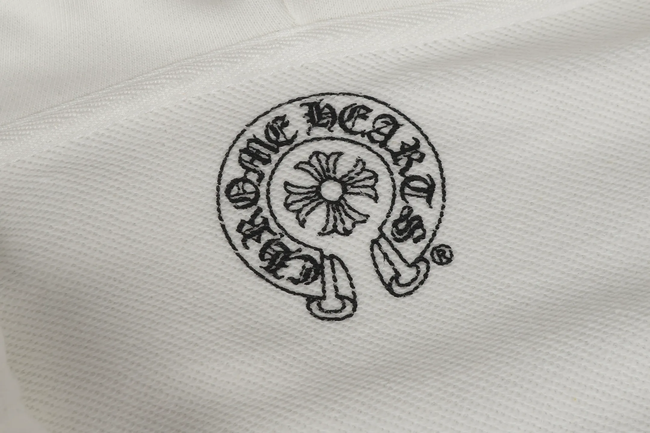 Q7—P230 -Chrome Hearts/Chrome Hearts printed zipper sweatshirt cardigan jacket -420 grams of high-density, high-quality wool, soft, delicate and skin-friendly, soft and silky to the touch, warm and skin-friendly -The hardware zipper accessories are all customized and full of details -Colour: black white -Size: S M L XL